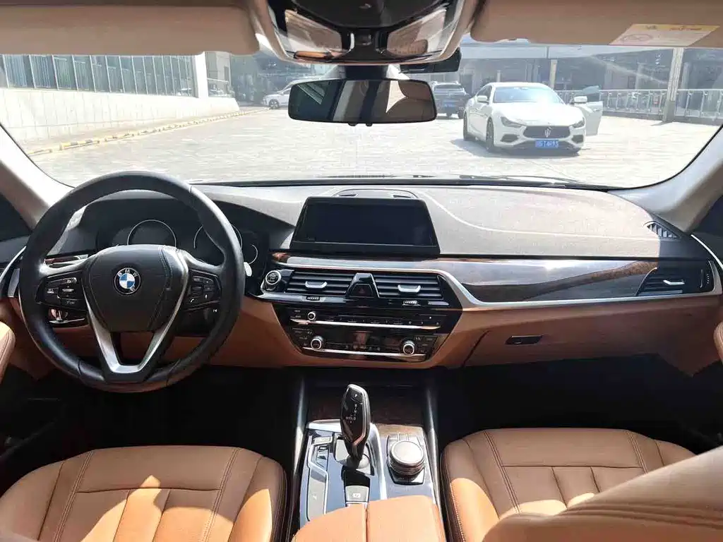 BMW 5 Series — миниатюра 9