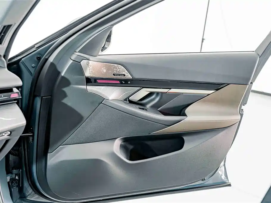 BMW 5 Series — миниатюра 13