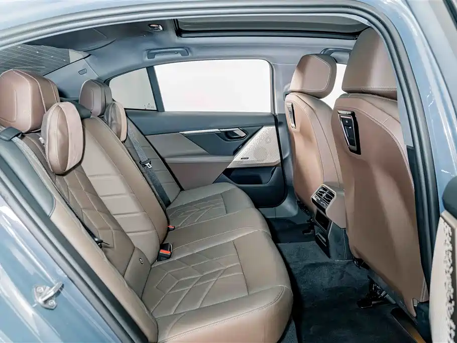 BMW 5 Series — миниатюра 21