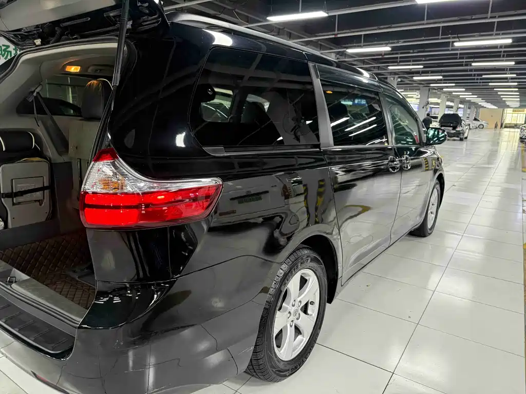 Toyota Sienna — миниатюра 9