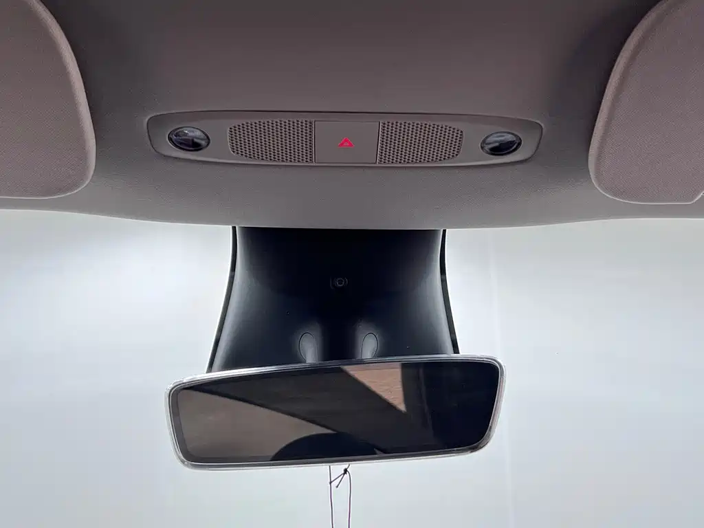 Tesla Model Y — миниатюра 24