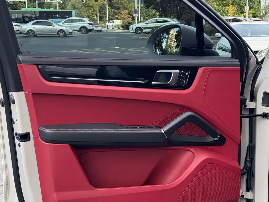 Porsche Cayenne — миниатюра 6