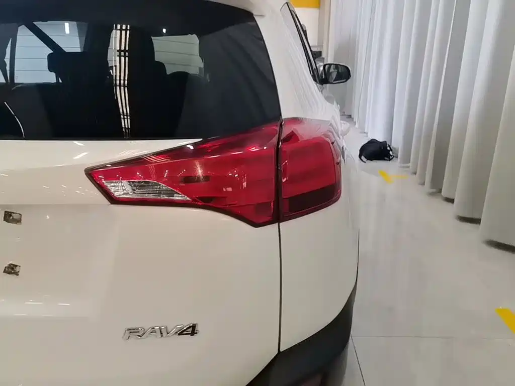 Toyota RAV4 — миниатюра 8