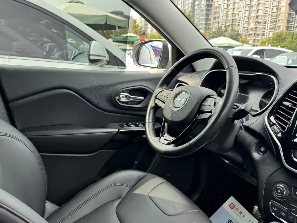 Jeep Cherokee — миниатюра 12