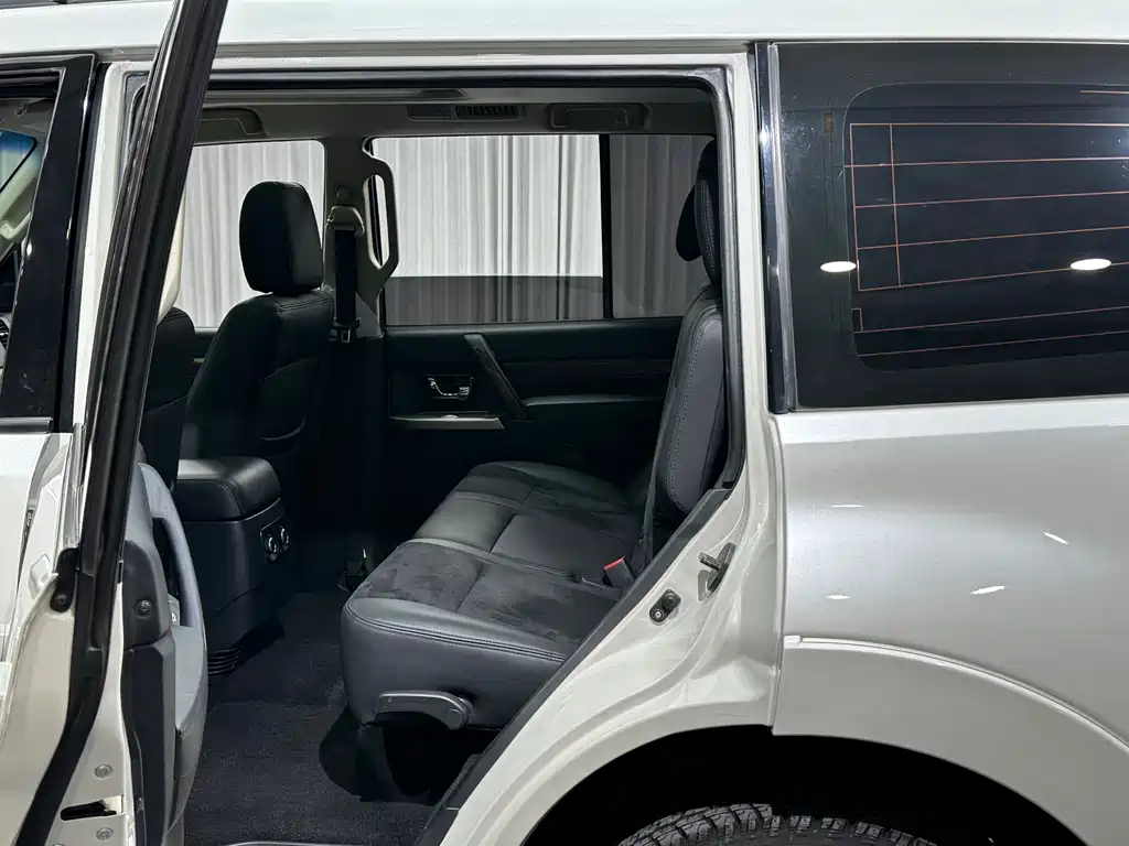 Mitsubishi Pajero (Import) — миниатюра 15