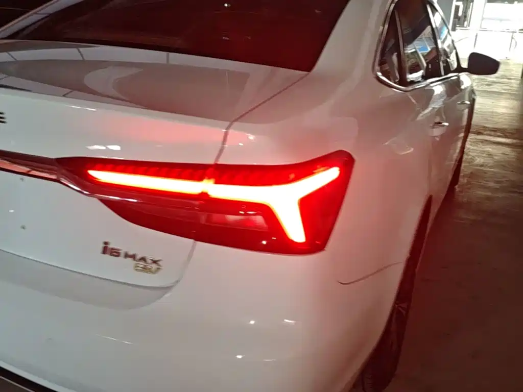 Roewe i6 MAX New Energy — миниатюра 8