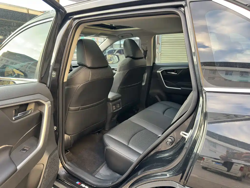 Toyota RAV4 — миниатюра 10