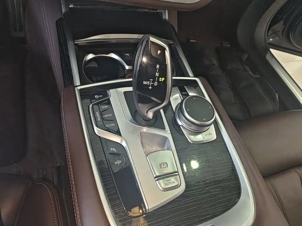 BMW 7 Series — миниатюра 14