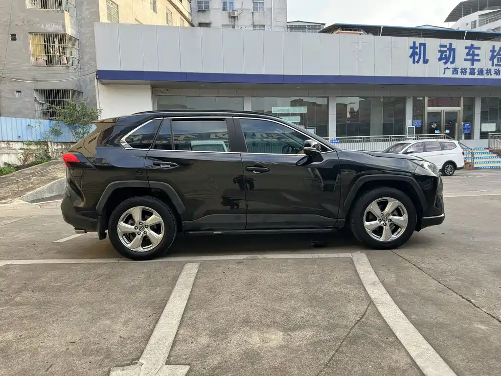 Toyota RAV4 — миниатюра 8