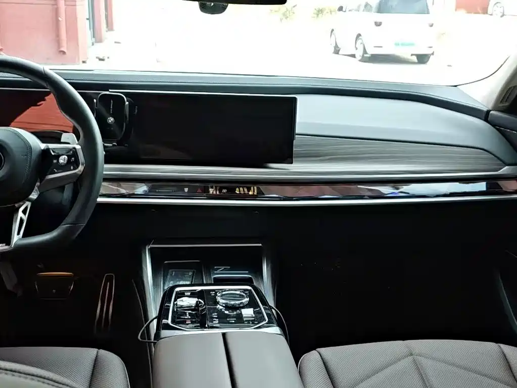 BMW 7 Series — миниатюра 5