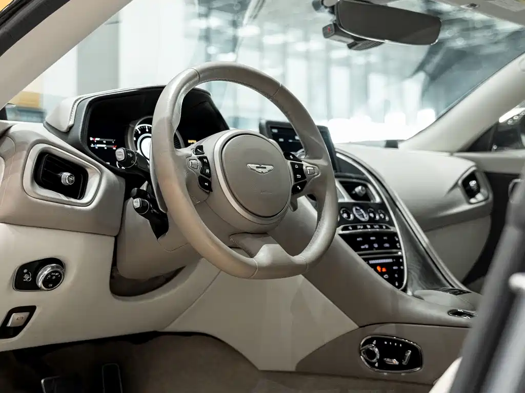 Aston Martin DB11 — миниатюра 10