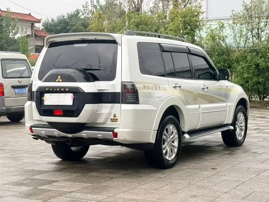 Mitsubishi Pajero (Import) — миниатюра 4