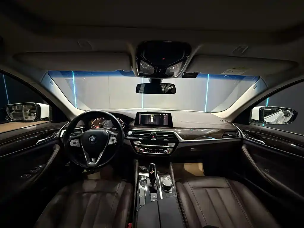 BMW 5 Series — миниатюра 9