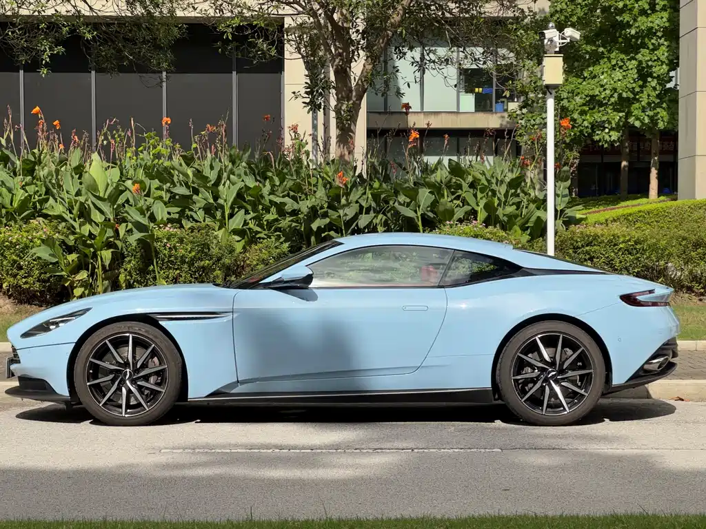 Aston Martin DB11 — миниатюра 7