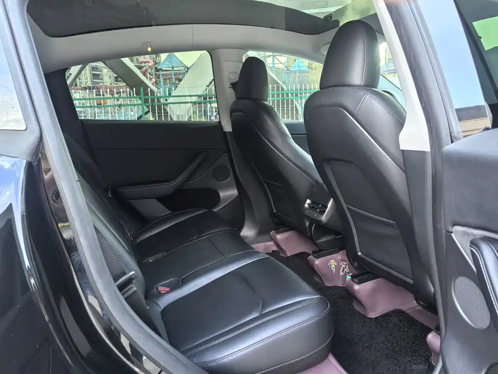 Tesla Model Y — миниатюра 12