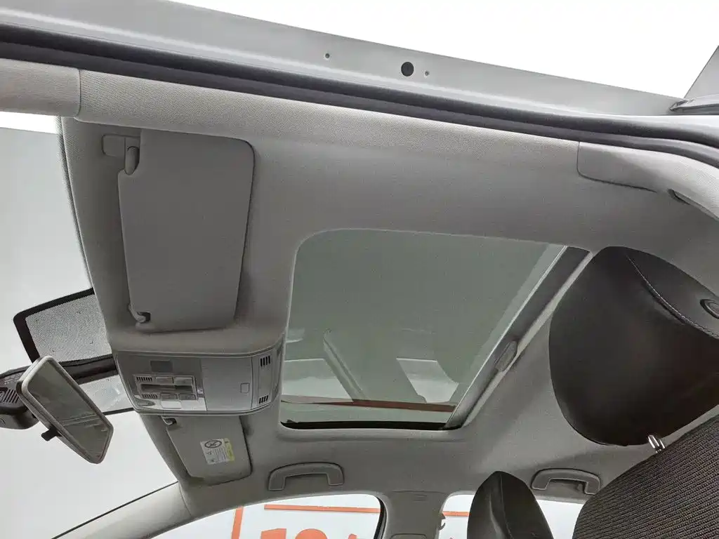 Volkswagen Golf EV — миниатюра 14