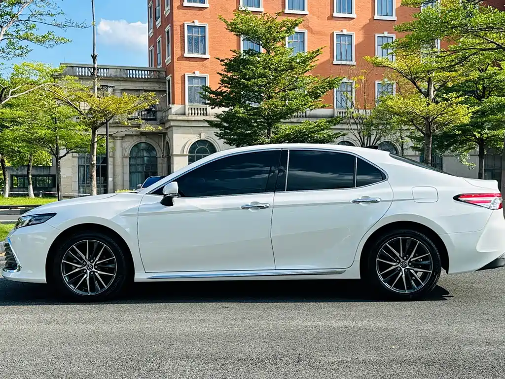 Toyota Camry — миниатюра 5