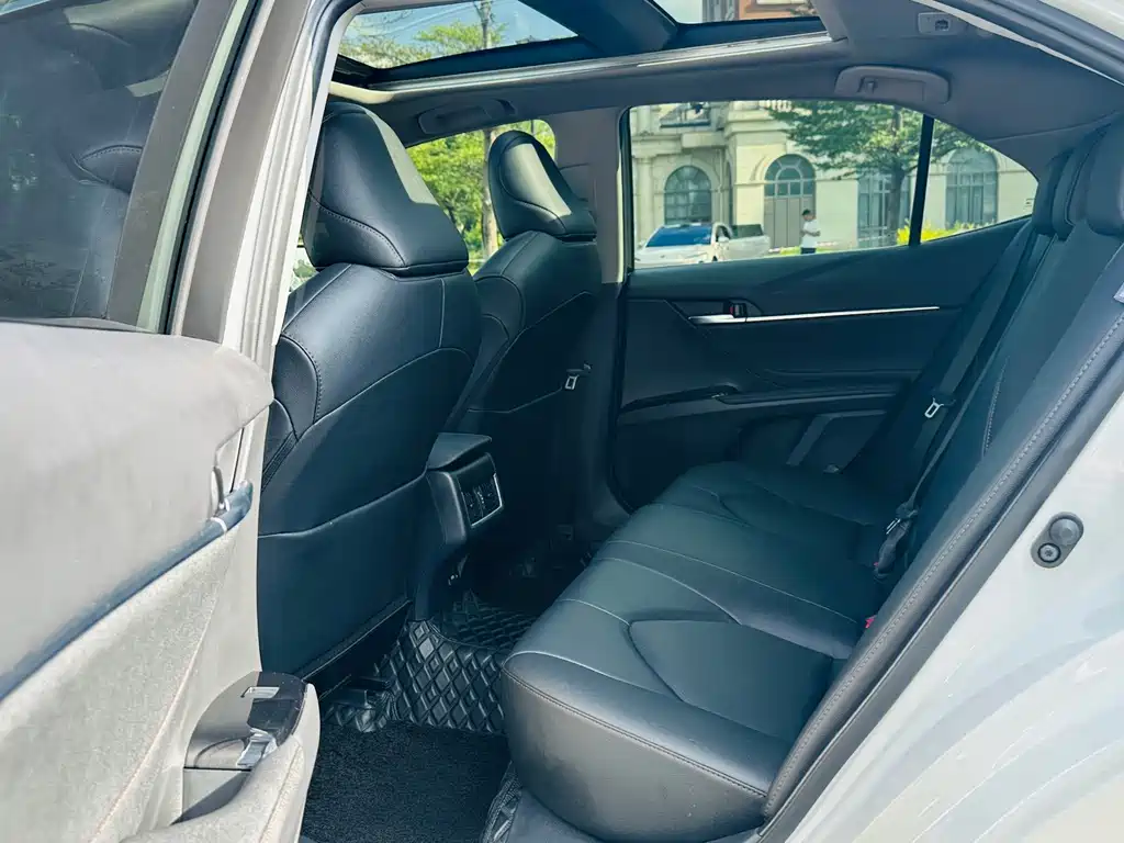 Toyota Camry — миниатюра 12