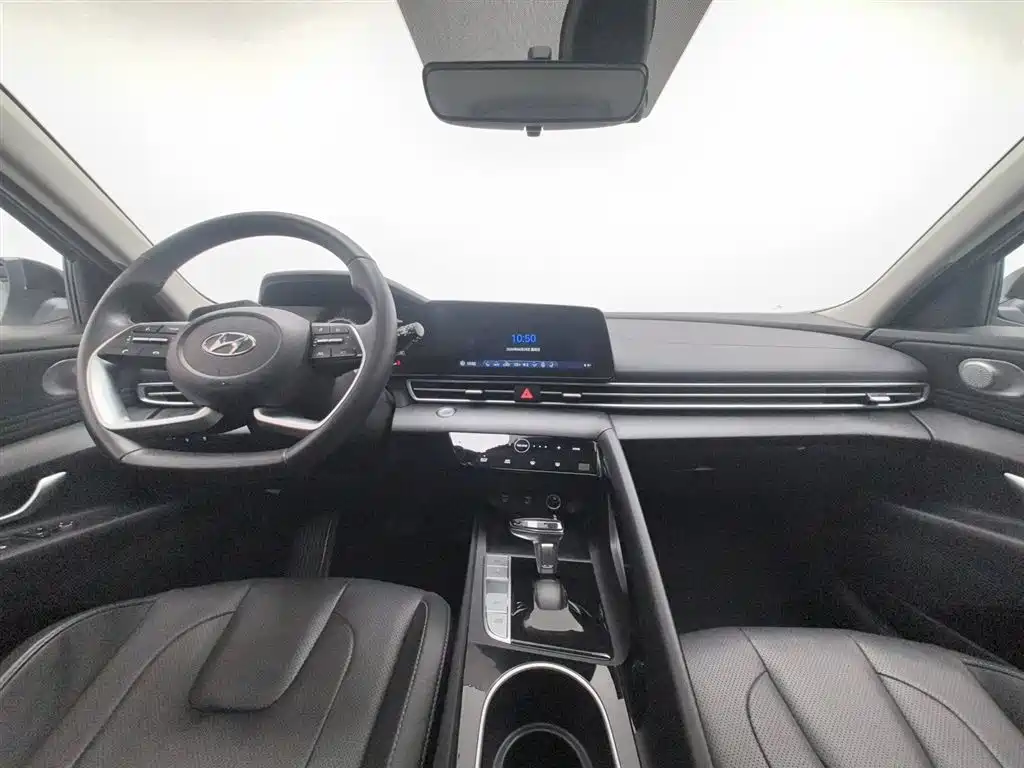 Hyundai Elantra 2022 1.5L CVT LUX Luxury