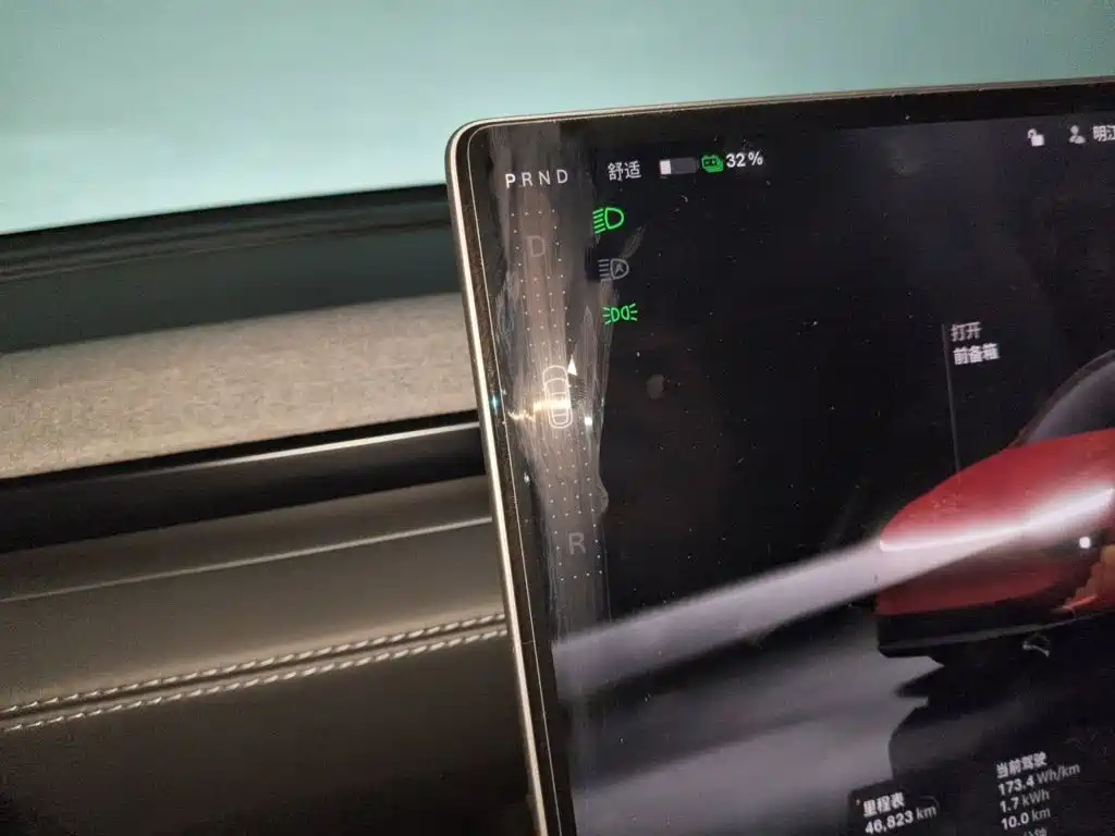 Tesla Model Y — миниатюра 10
