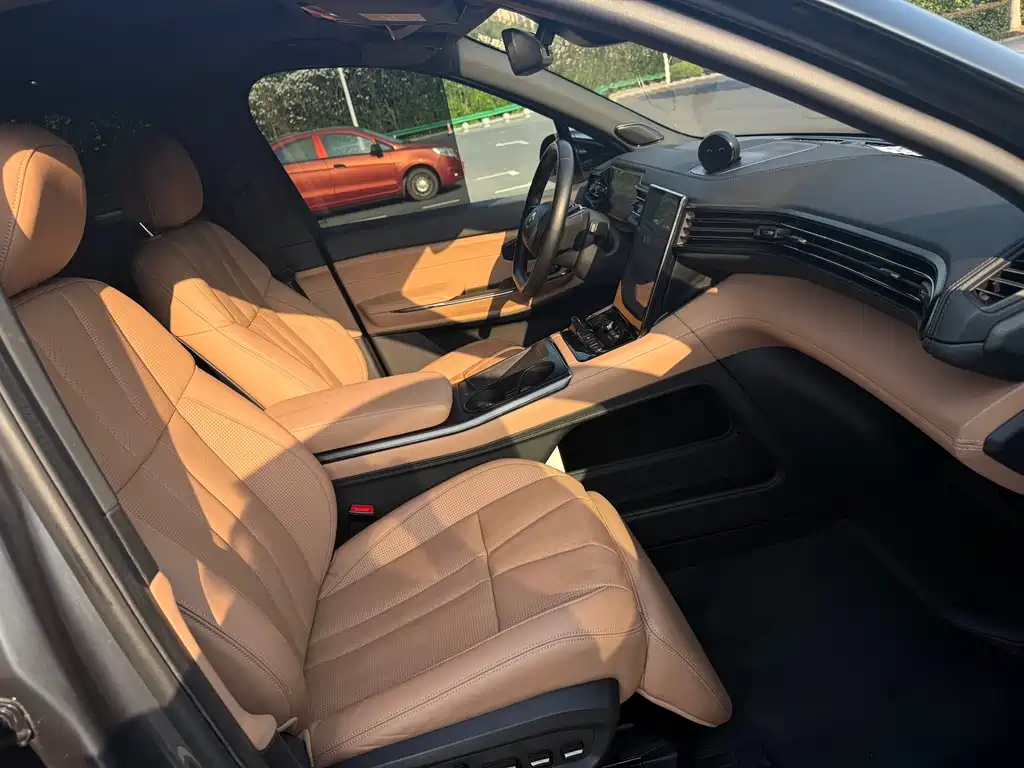NIO ES8 2020 580KM мест