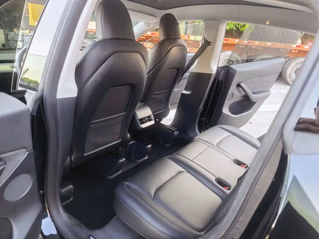Tesla Model Y — миниатюра 11
