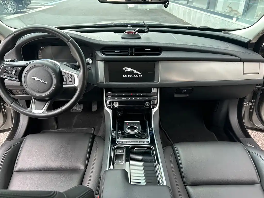 Jaguar XFL — миниатюра 10