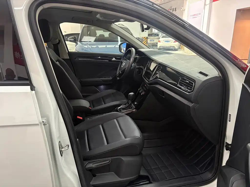 Volkswagen T-Roc — миниатюра 6