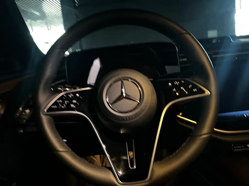 Mercedes-Benz E-Class — миниатюра 8