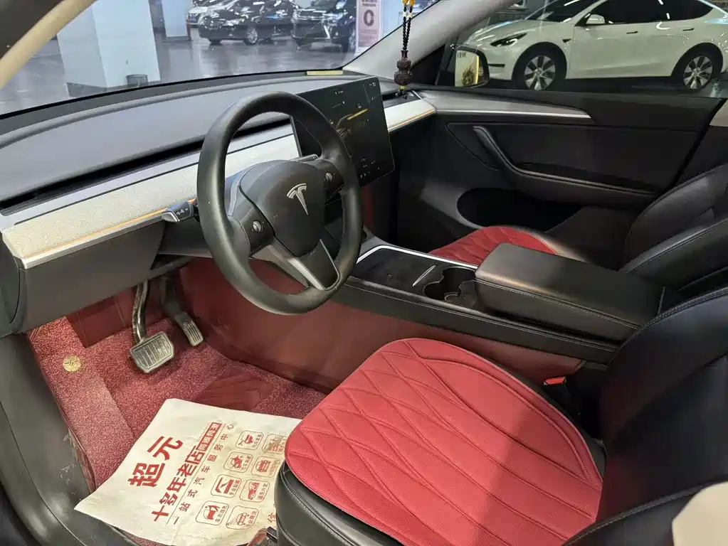 Tesla Model Y — миниатюра 8