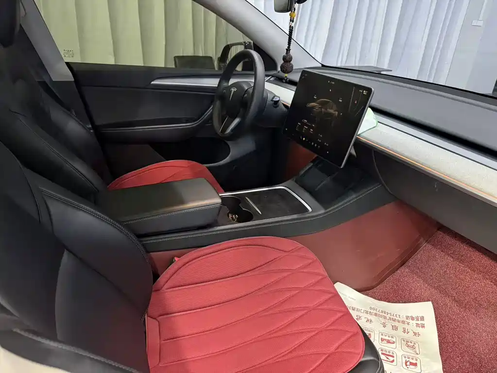 Tesla Model Y — миниатюра 7