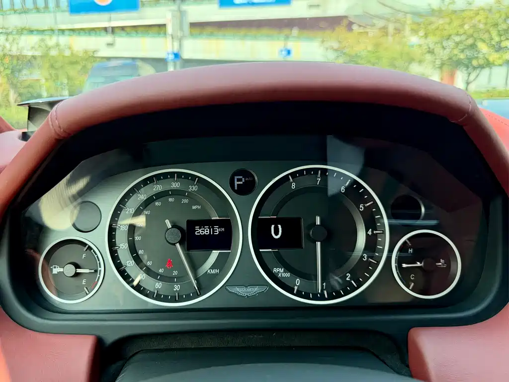 Aston Martin DBS — миниатюра 18