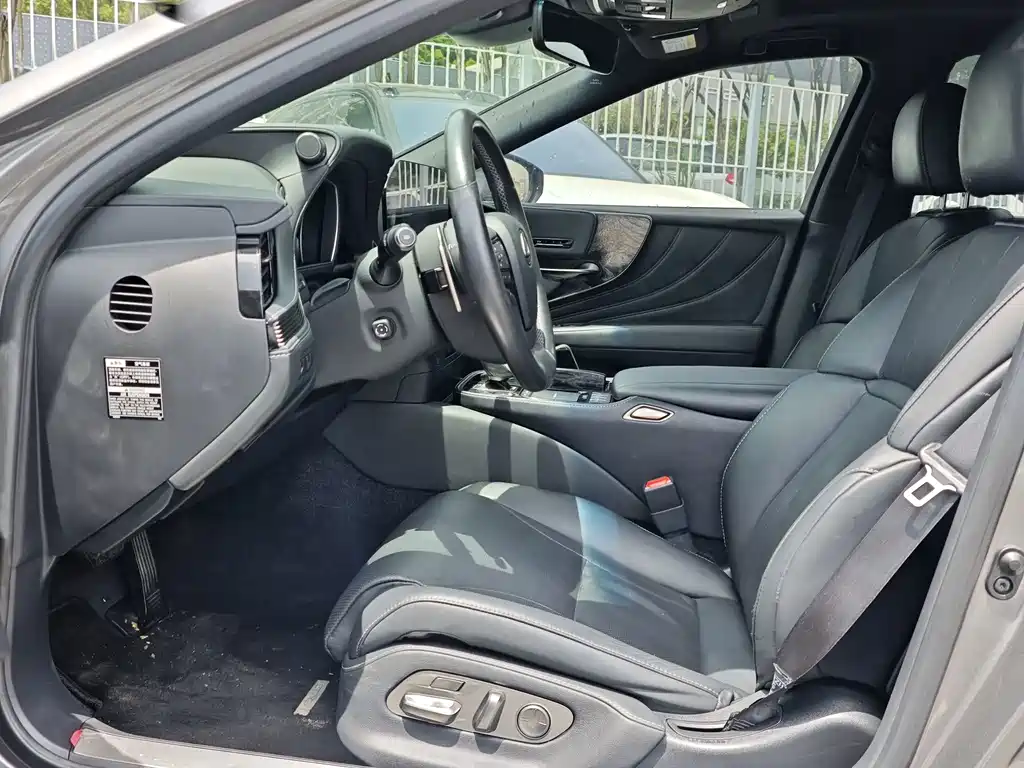 Lexus LS — миниатюра 5