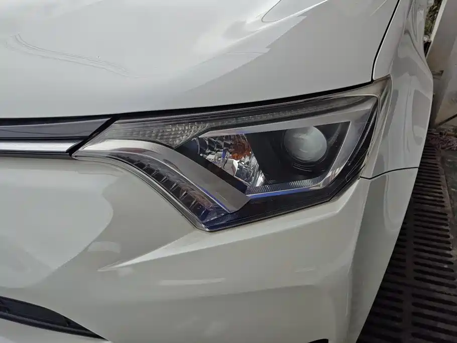 Toyota RAV4 — миниатюра 5