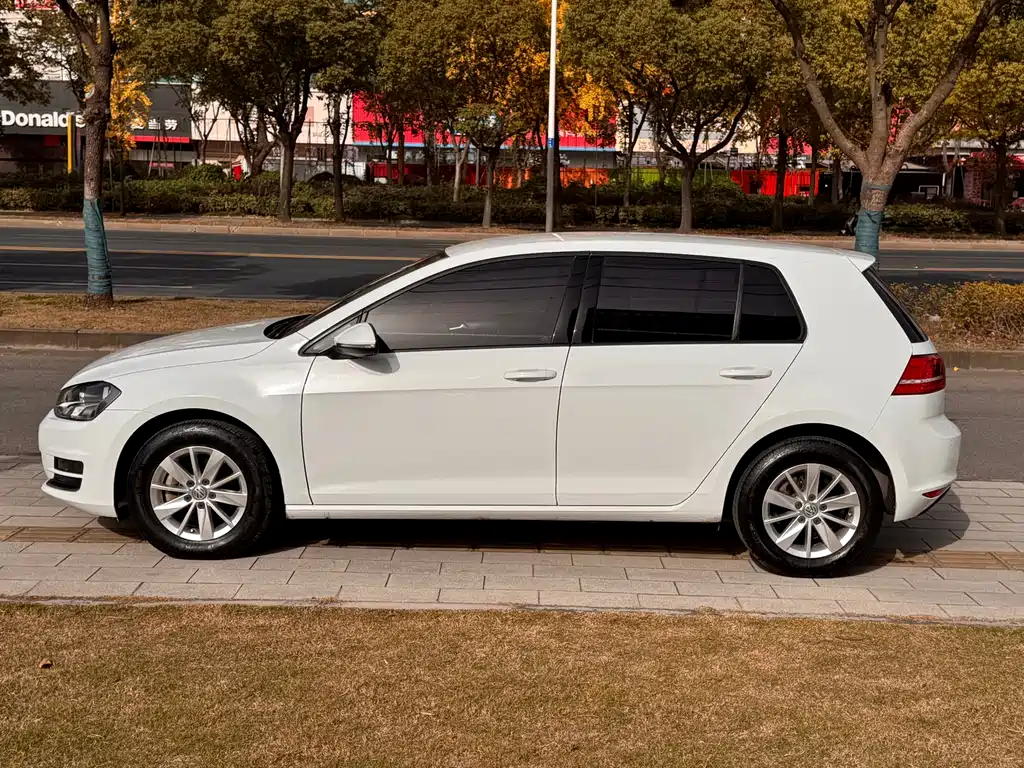 VOLKSWAGEN GOLF