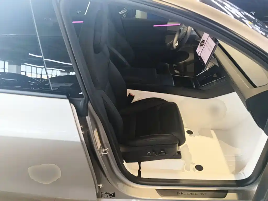 Tesla Model Y L — миниатюра 25