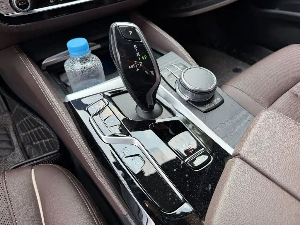 BMW 5 Series New Energy — миниатюра 9