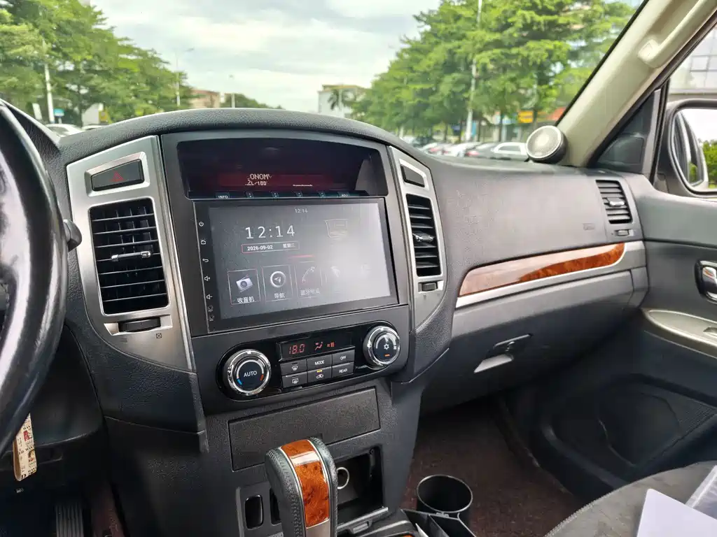 Mitsubishi Pajero (Import) — миниатюра 9