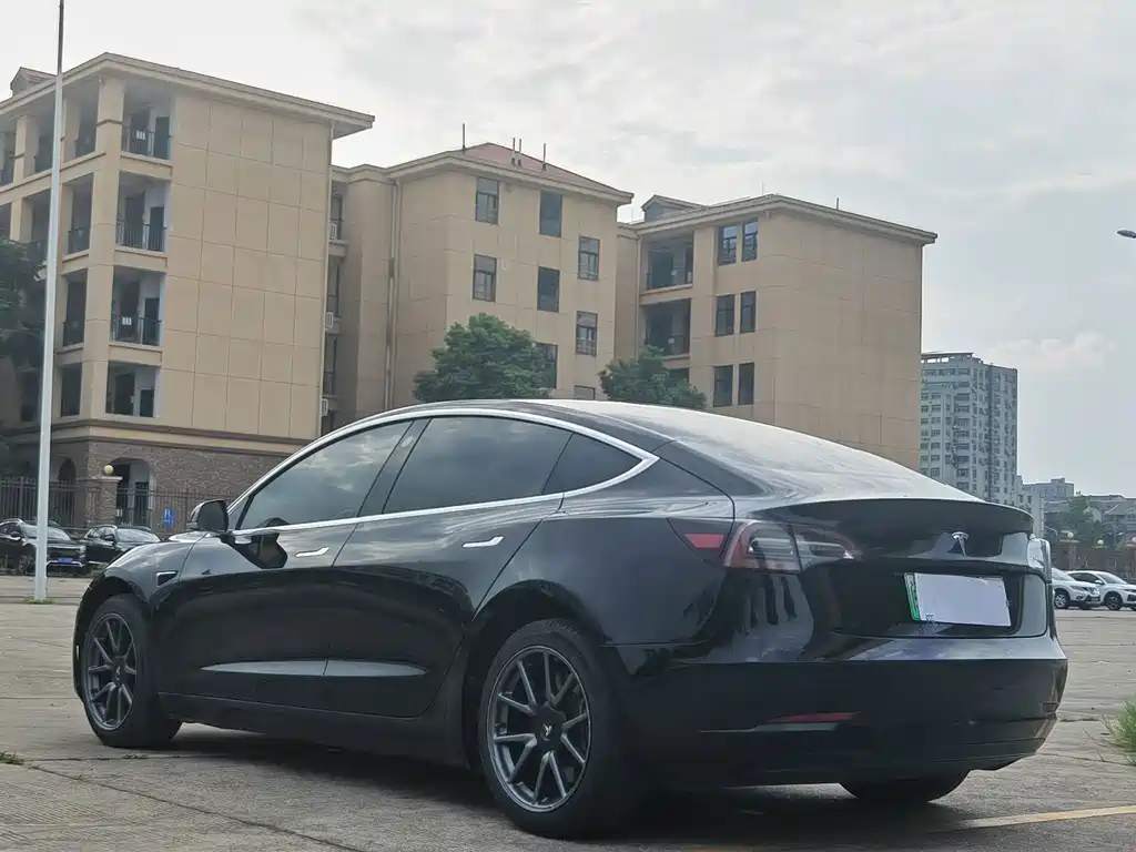 Tesla Model 3 — миниатюра 6