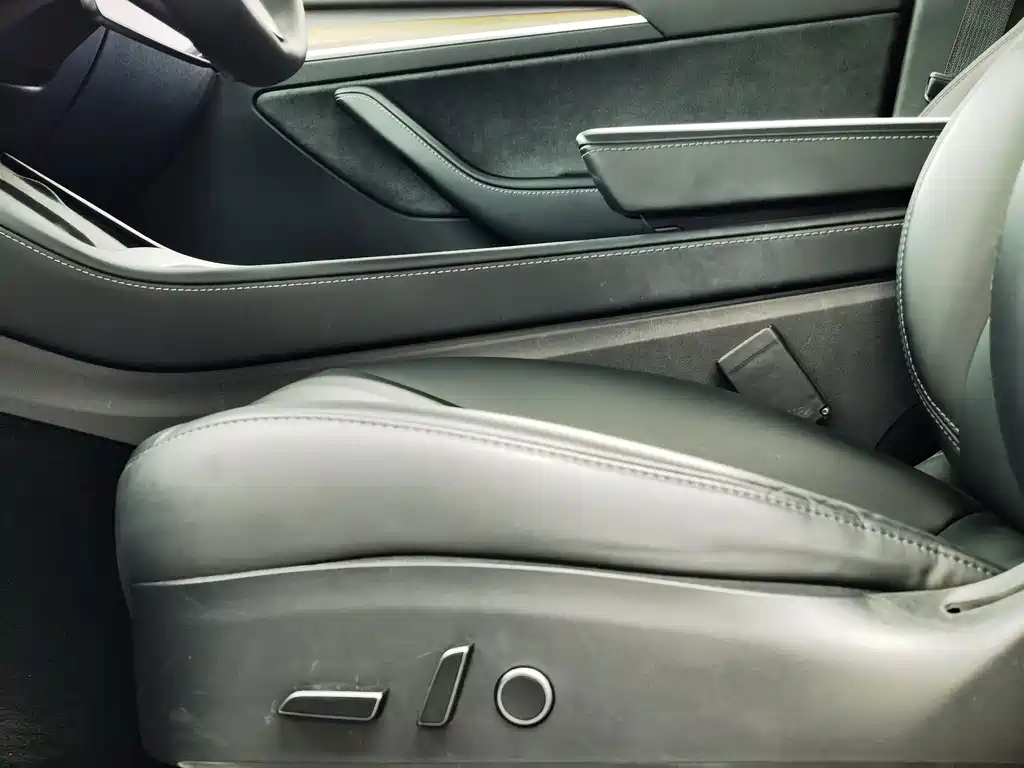 Tesla Model Y — миниатюра 8