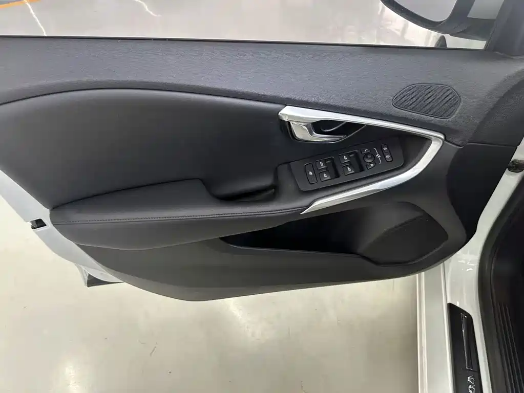 Volvo V40 — миниатюра 11