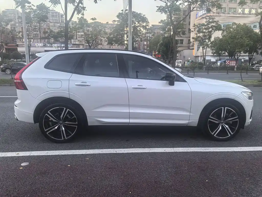 Volvo XC60 PHEV — миниатюра 8