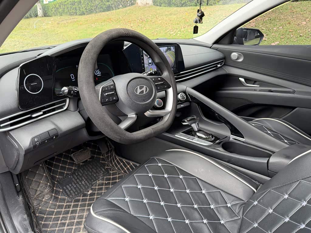 Hyundai Elantra 1.5 л 2024 г. Серебристо-серый, пробег 5000 км