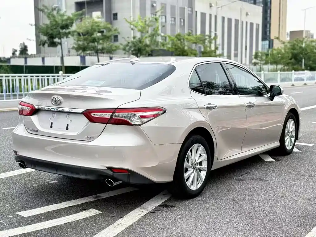 Toyota Camry — миниатюра 3