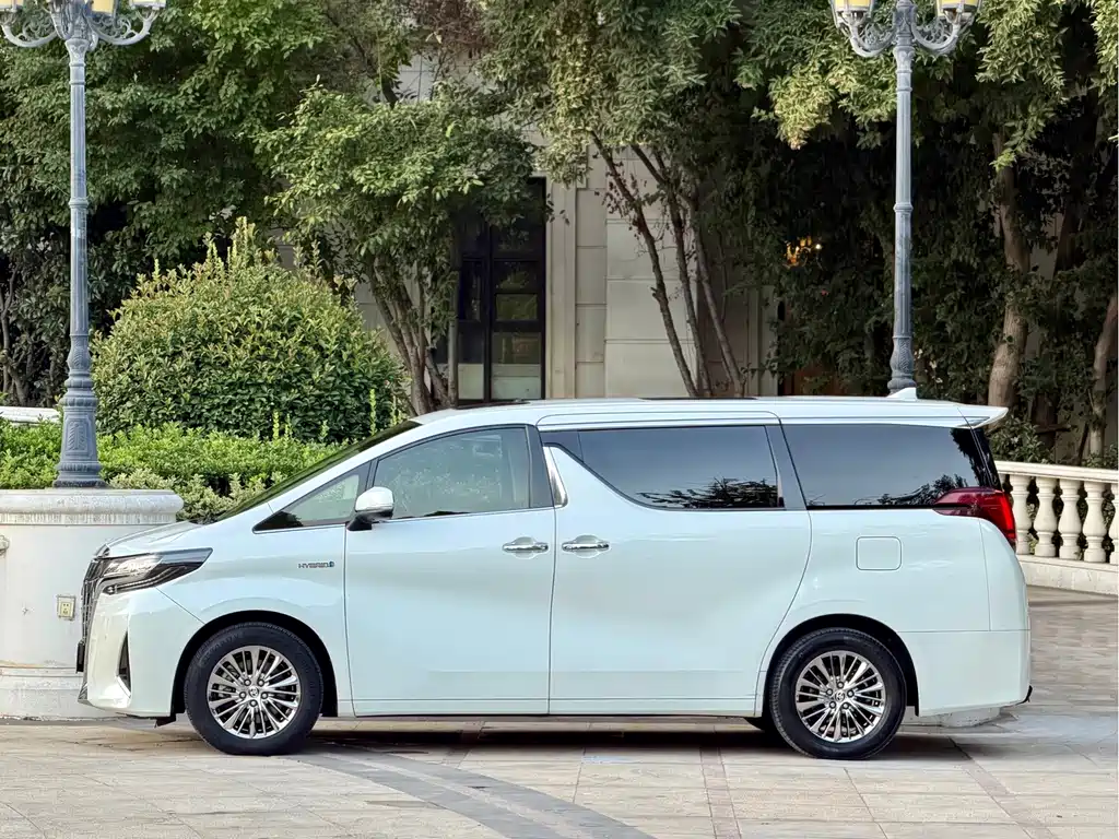 Toyota Alphard — миниатюра 7