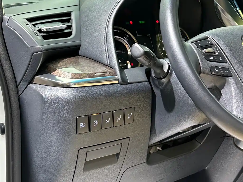 Toyota Alphard — миниатюра 11