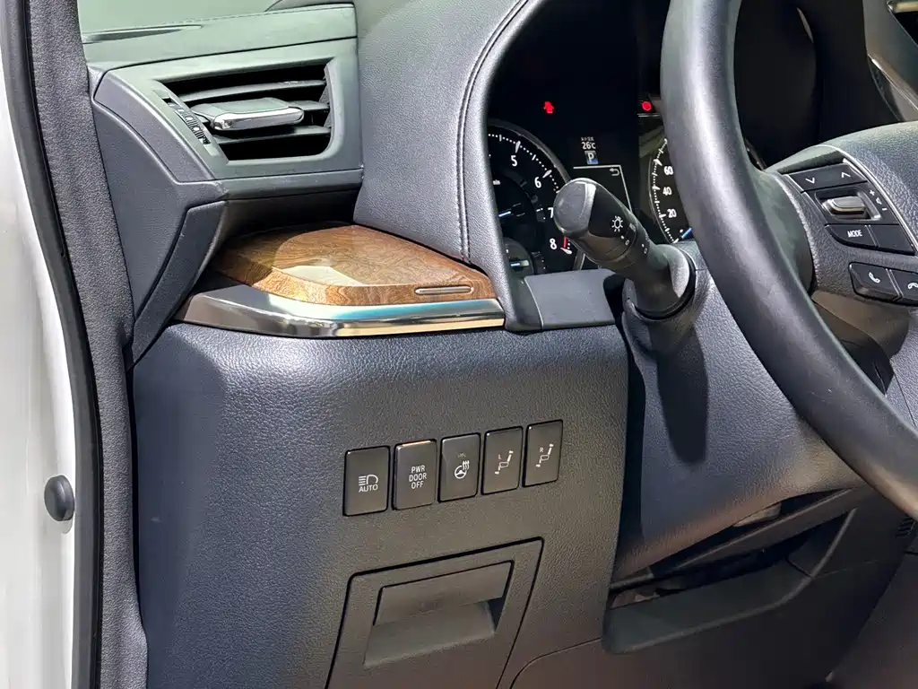 Toyota Alphard — миниатюра 12
