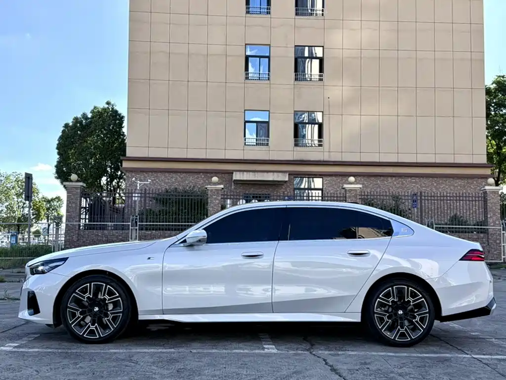 BMW 5 Series — миниатюра 23