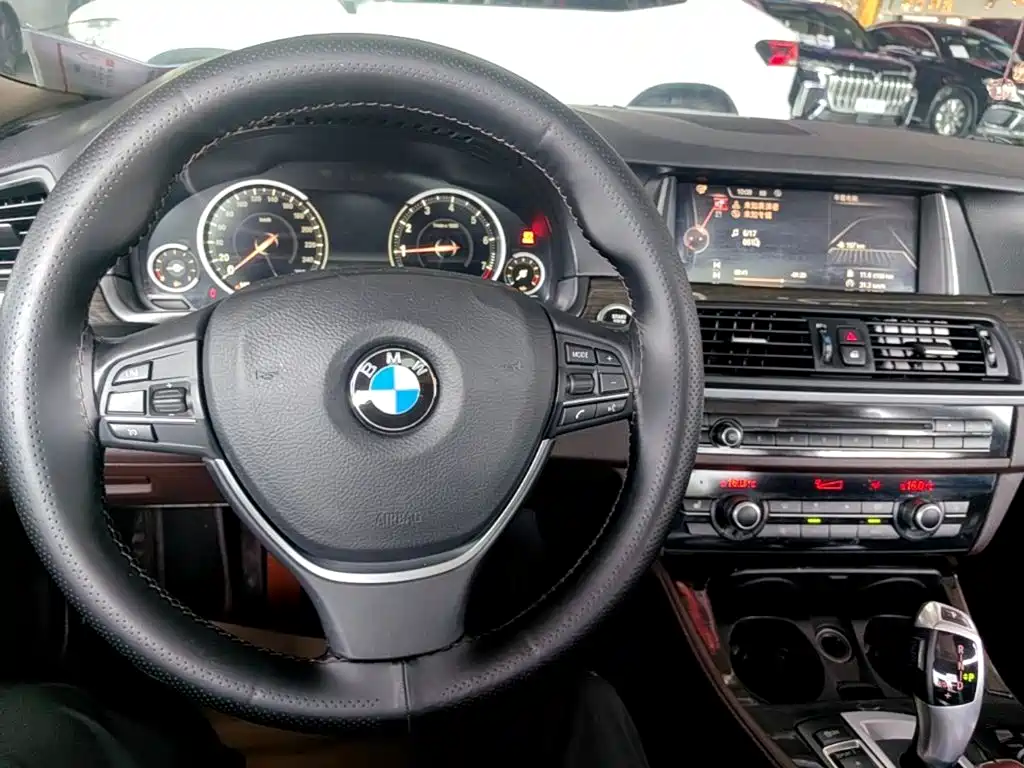 BMW 5 Series — миниатюра 10