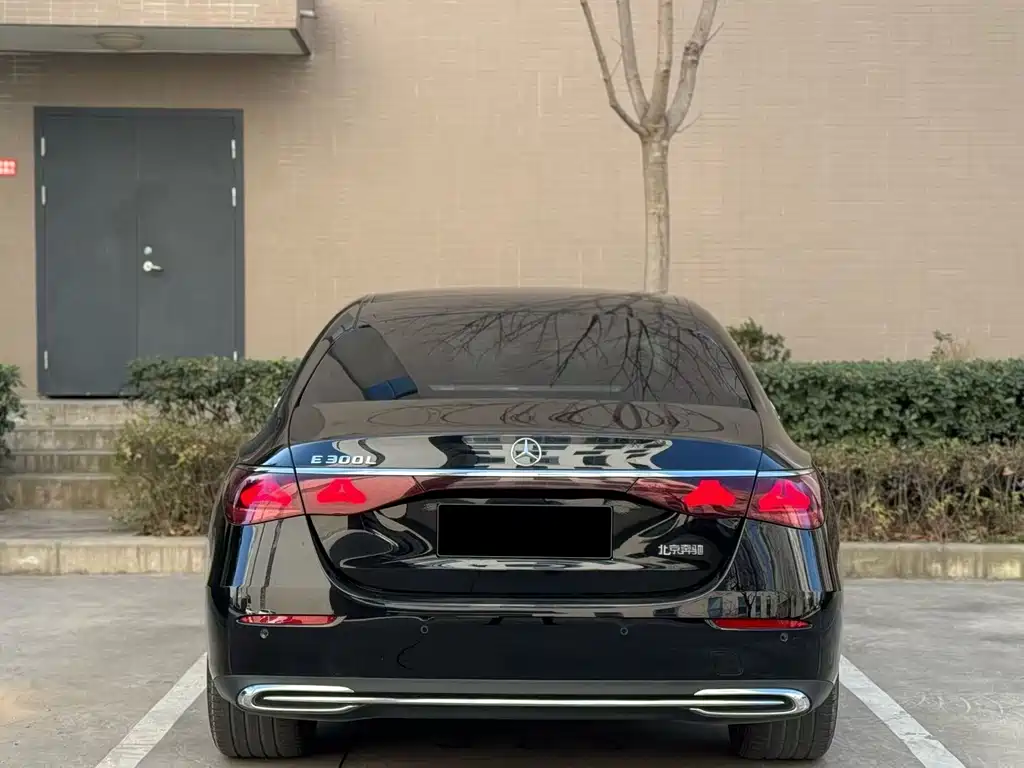 Mercedes-Benz E-Class — миниатюра 8